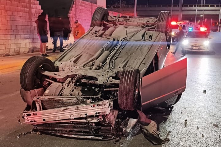 Sufre volcadura durante la madrugada; el conductor manejaba alcoholizado