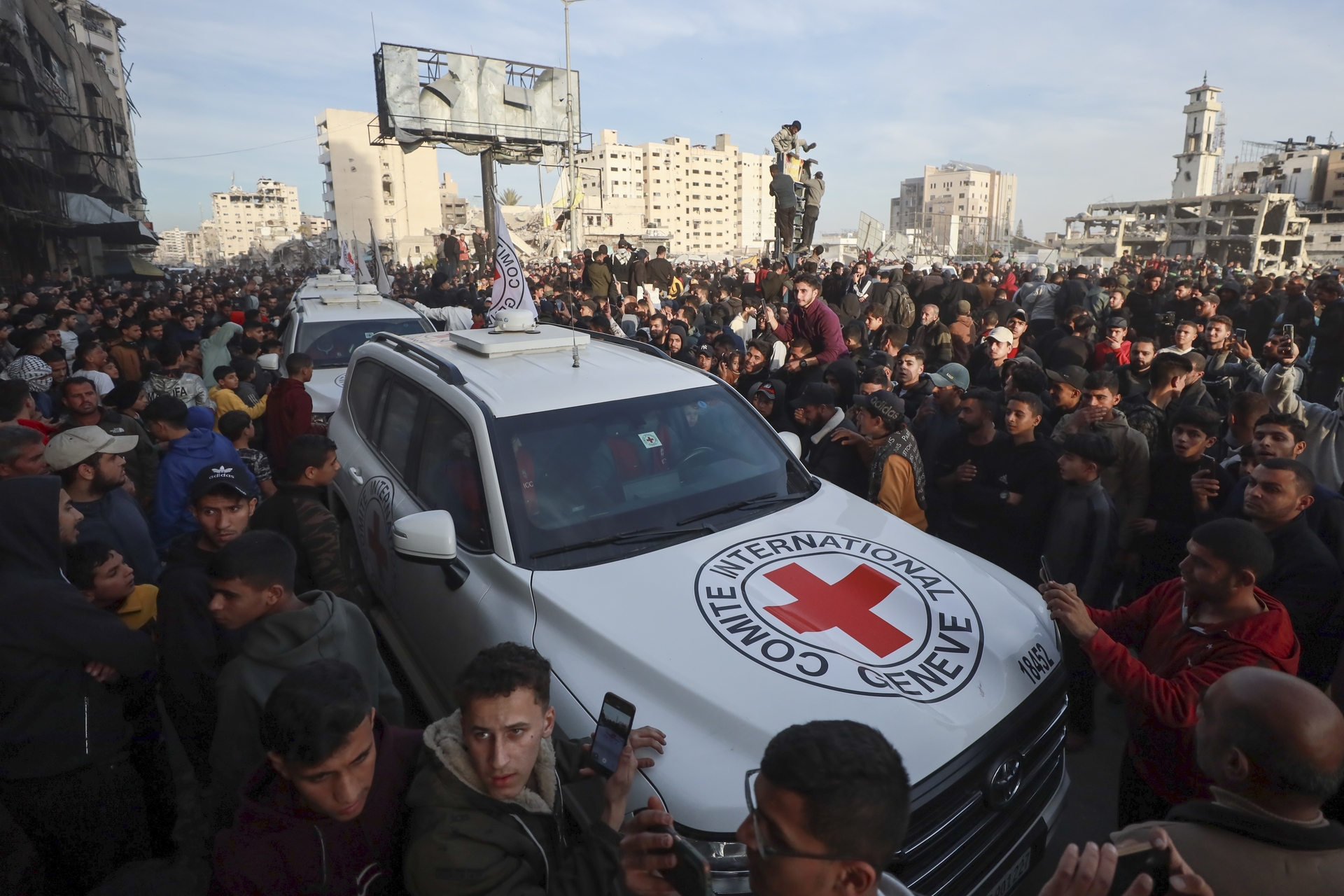 Un convoy de la Cruz Roja llega a la ciudad de Gaza para recoger a los rehenes israelíes liberados tras la entrada en vigor de un acuerdo de alto el fuego entre Israel y Hamás, el domingo 19 de enero de 2025. (Foto AP/Abed Hajjar)