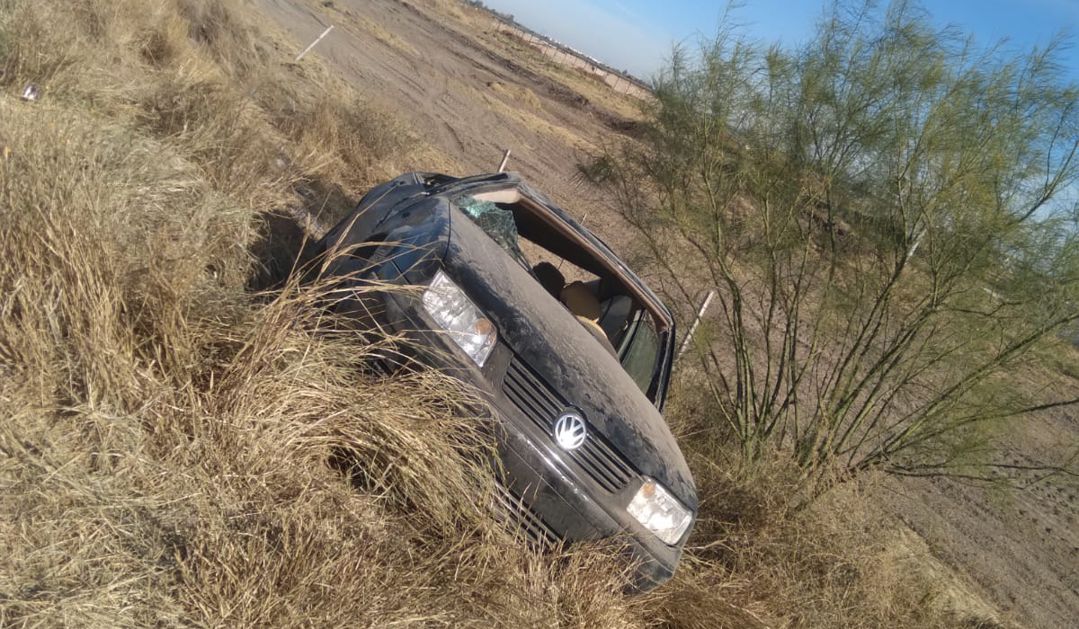 Al circular por la carretera Torreón - San Pedro, joven sufre volcadura