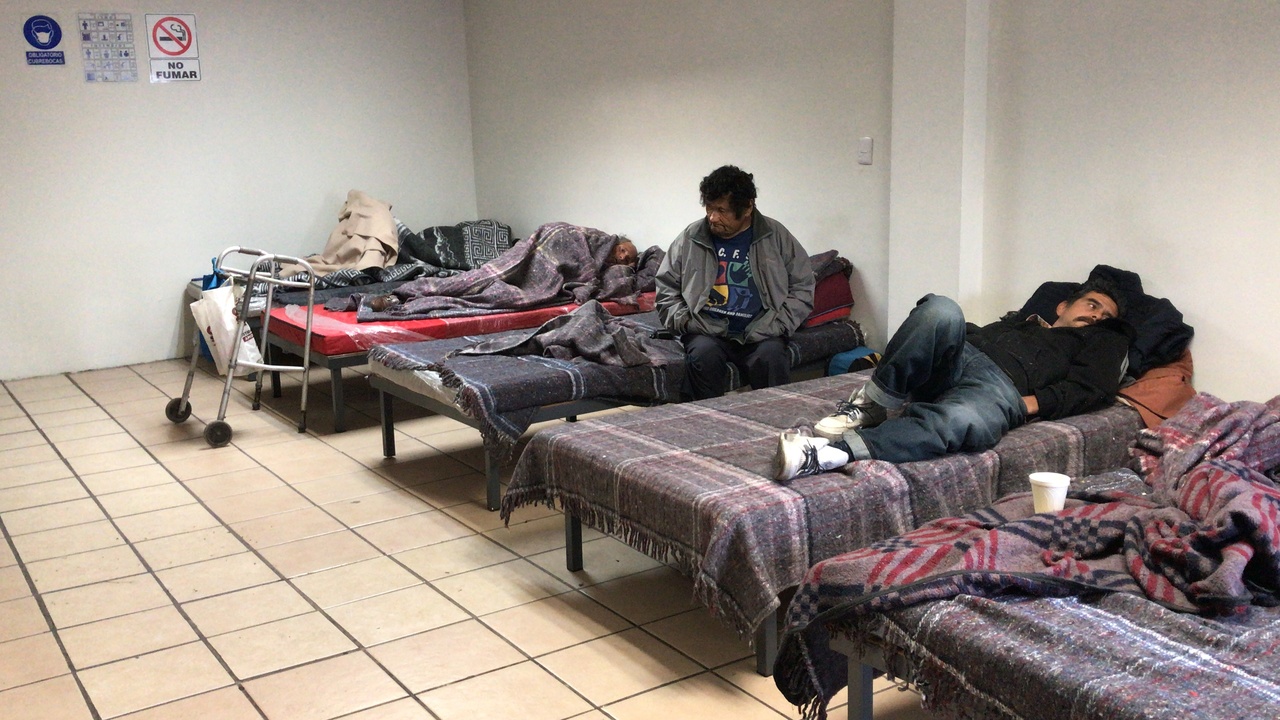 En el refugio del auditorio municipal, se resguardaron a 14 personas, entre ellas un migrante.