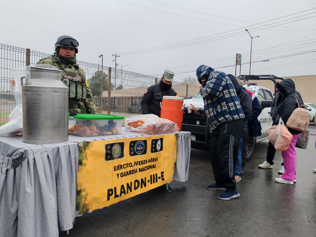 Elementos del Ejército y la Guardia Nacional reparten bebidas calientes y alimentos en hospitales