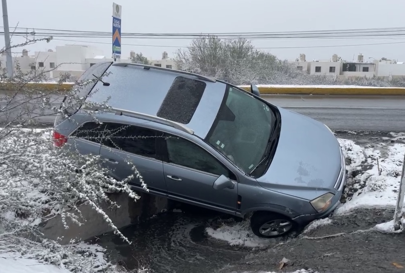 Imprudente conductor vuelca su camioneta en Saltillo