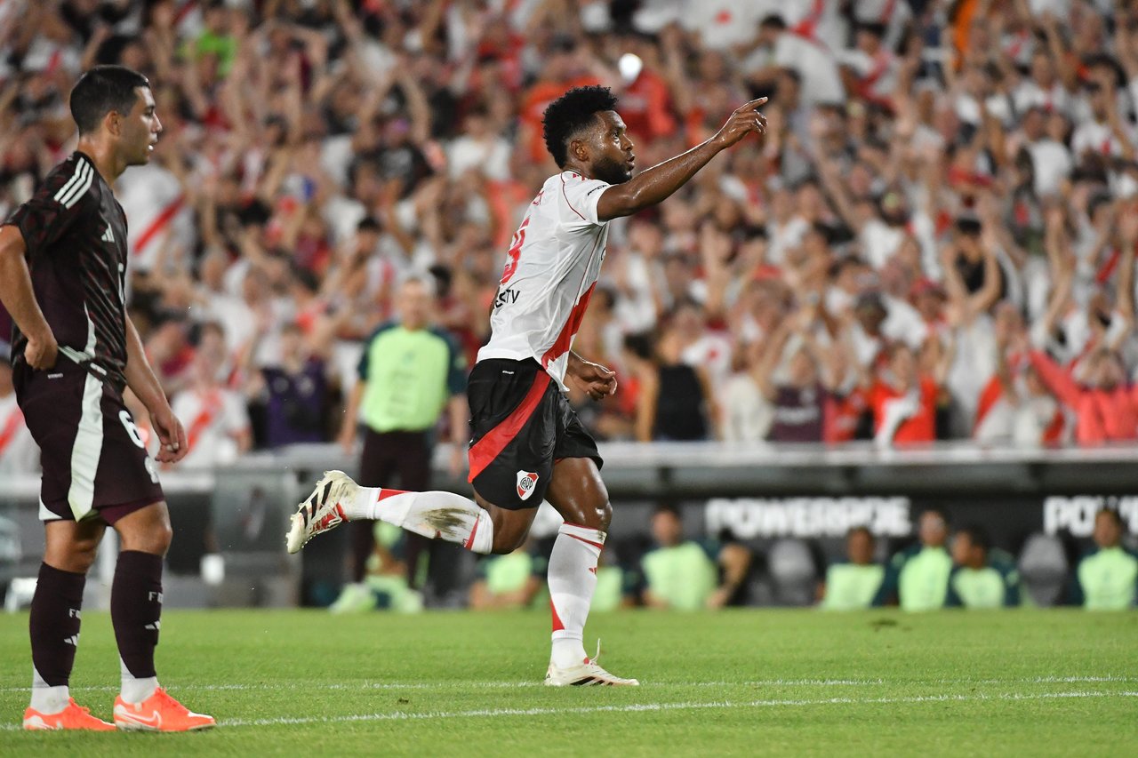 Un golazo del colombiano Miguel Borja cerró la cuenta para River Plate frente a un Estadio Monumental completamente lleno.