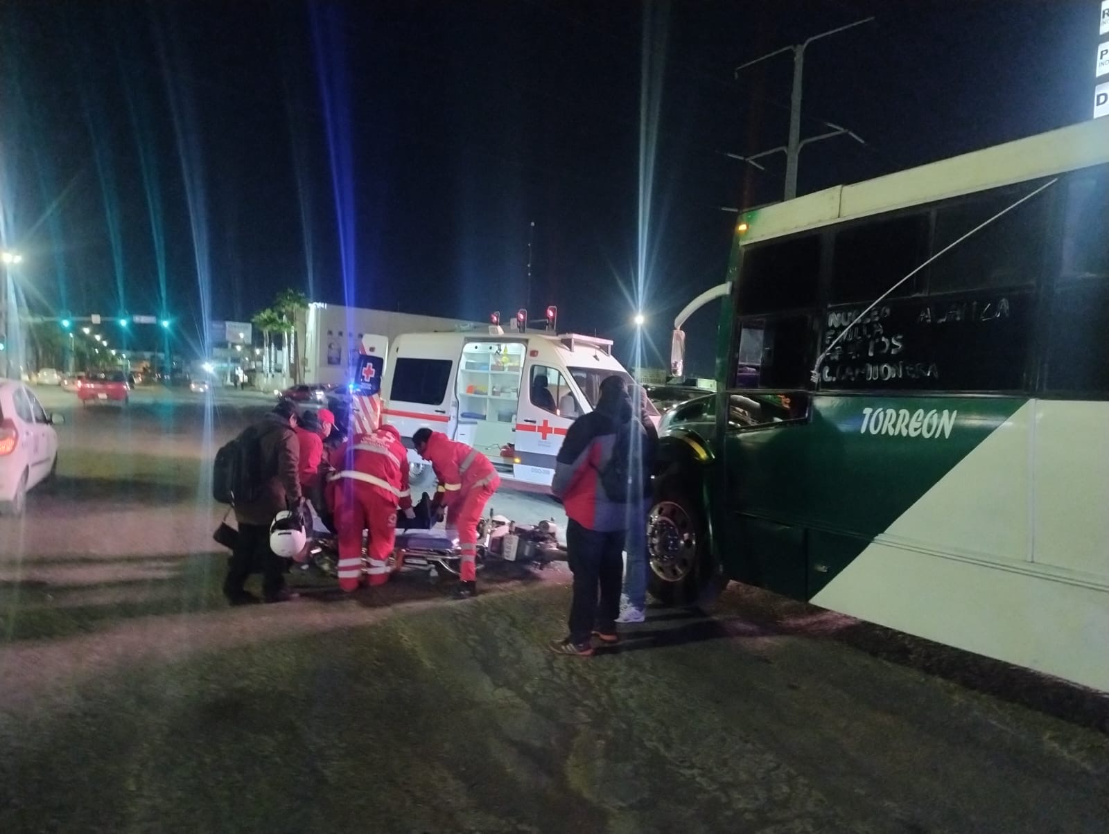 Accidente entre autobús y motocicleta en Gómez Palacio.