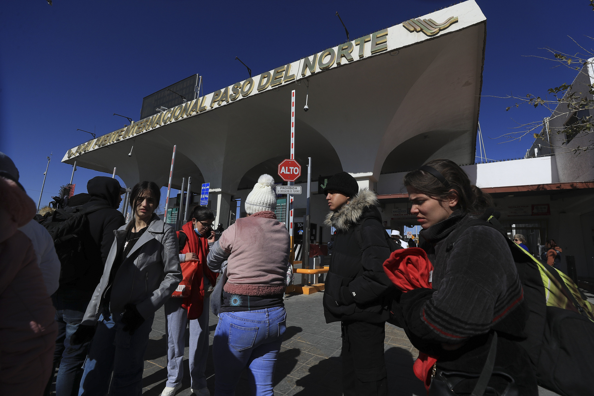 Trump alega 'invasión' y cierra la frontera sur de EUA a indocumentados