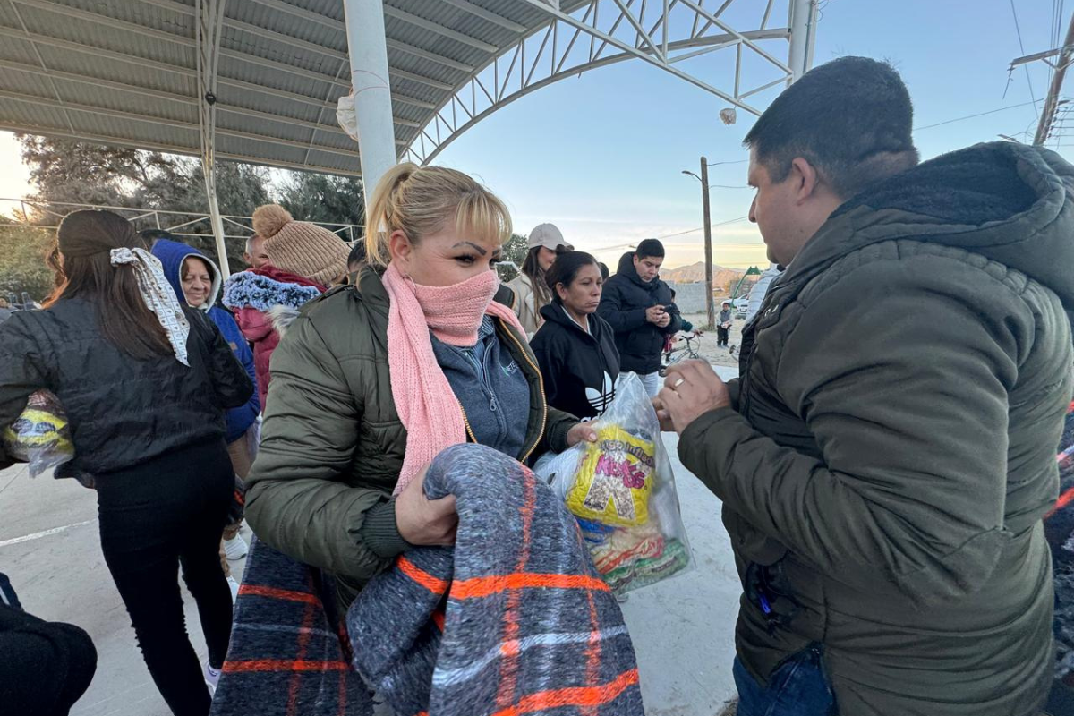 Alcalde de Lerdo entrega apoyos invernales a la población