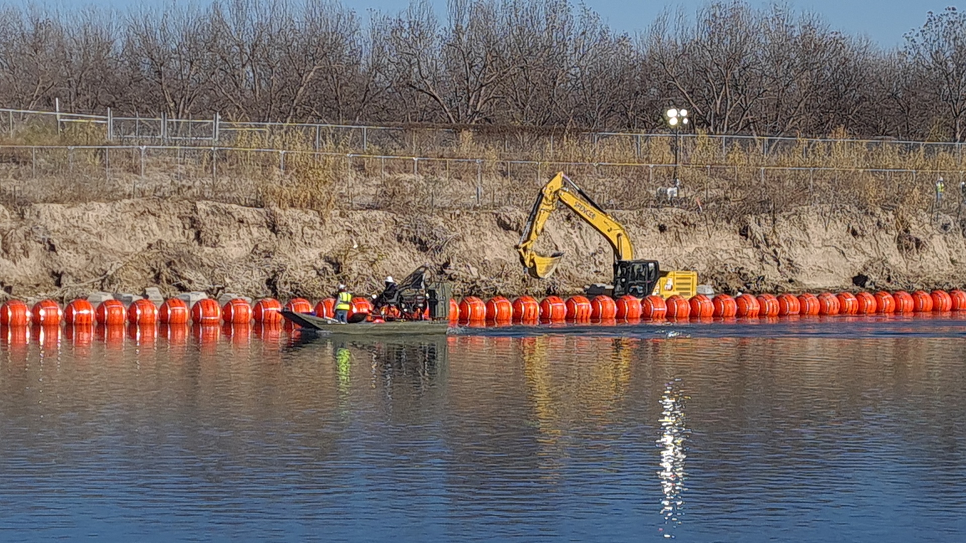 Texas amplia barrera de boyas sobre las aguas del Río Bravo