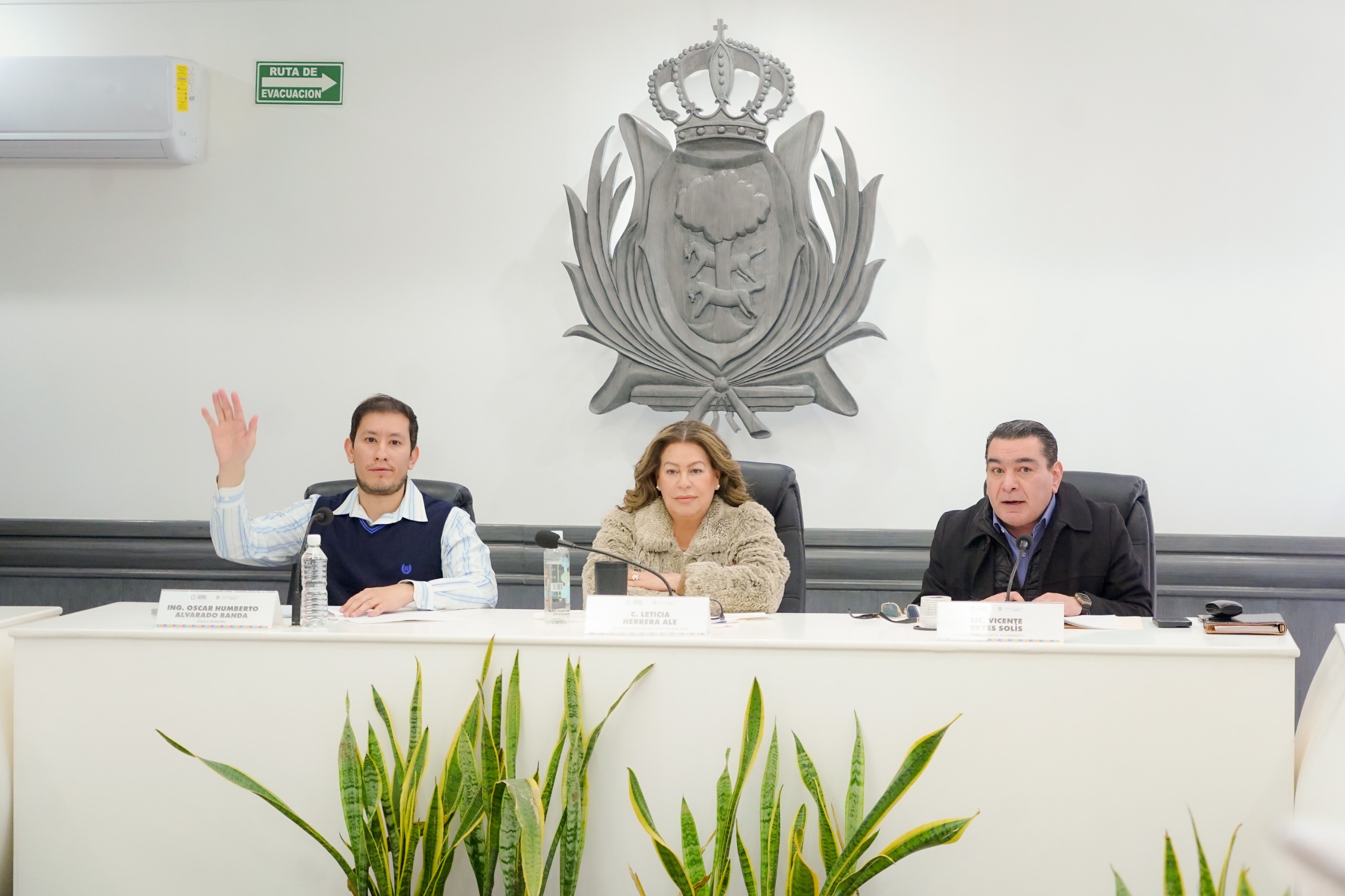 Secretario y regidor de Morena debaten en Cabildo de Gómez Palacio