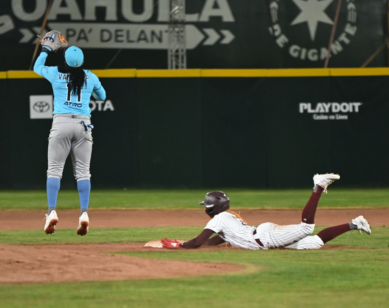 Las regiomontanas dieron una 'apaleante bienvenida' a la Liga Mexicana de Softbol a las laguneras, pasando por encima de la novena algodonera en su visita a Torreón.