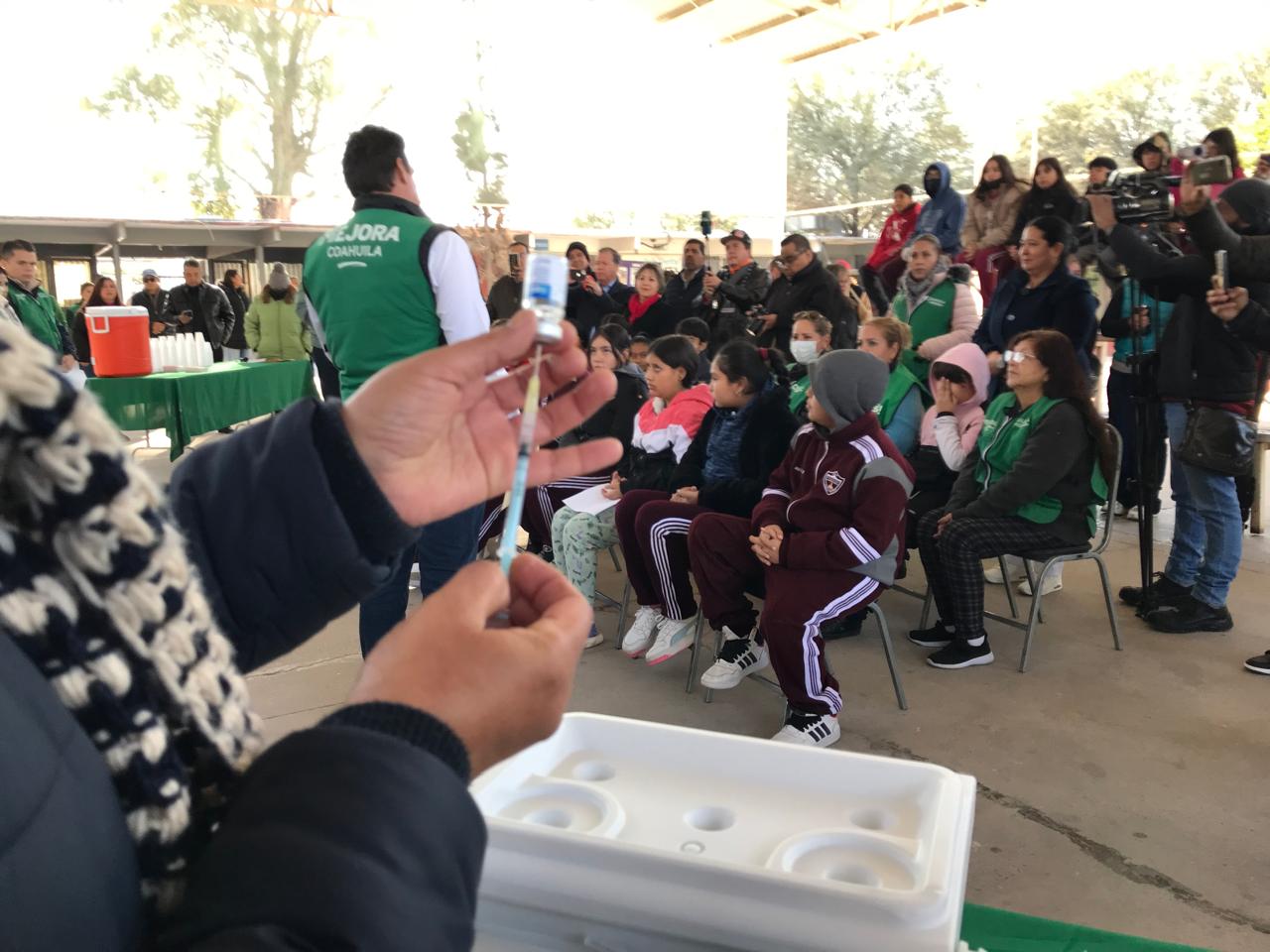 La Secundaria Federal 3 fue sede de una brigada de vacunación contra infuenza y VPH. (EL SIGLO DE TORREÓN)