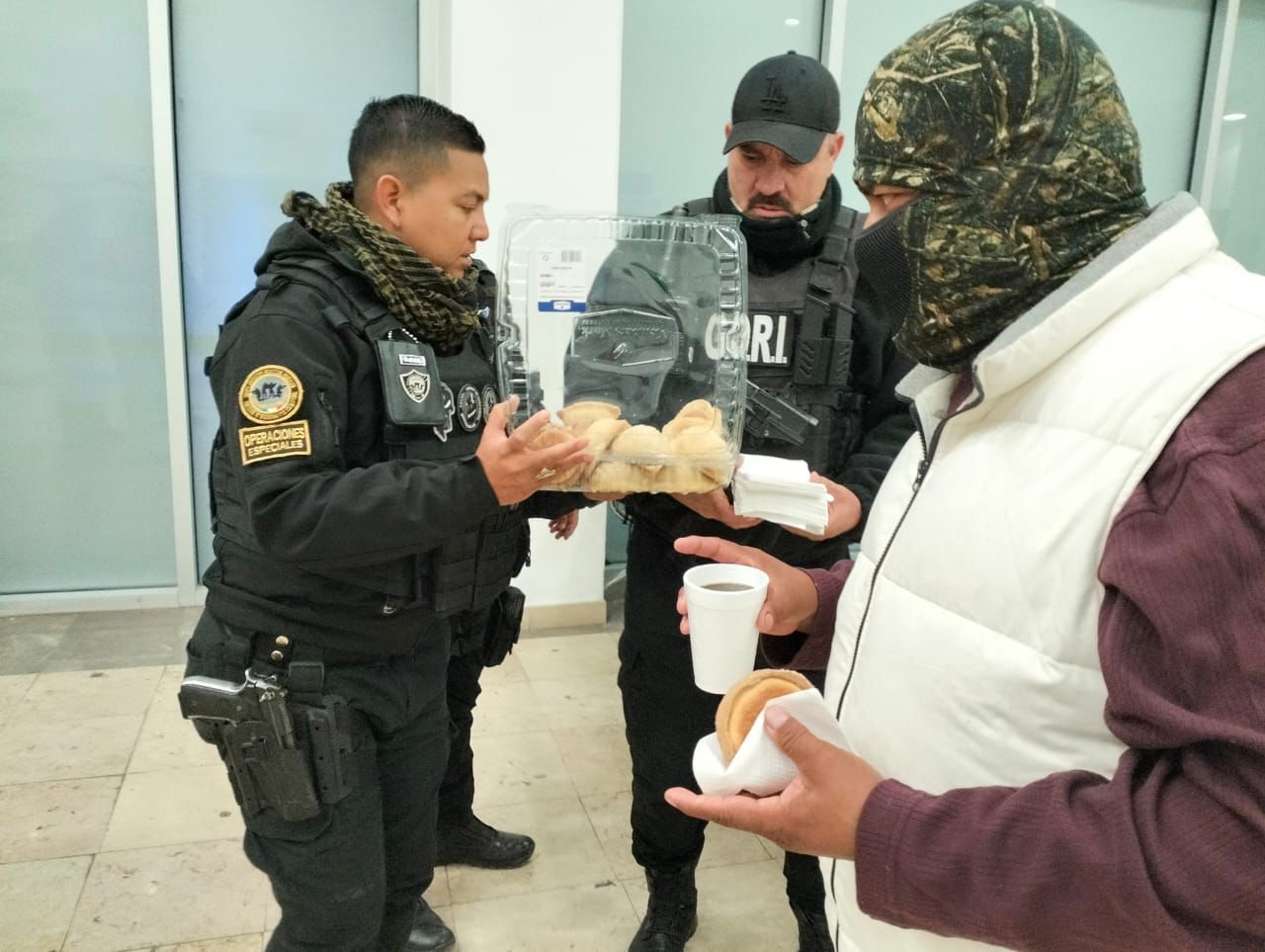 Apoya Ayuntamiento con bebidas y alimentos a ciudadanos a las afueras del IMSS 51 y el Nuevo Hospital General