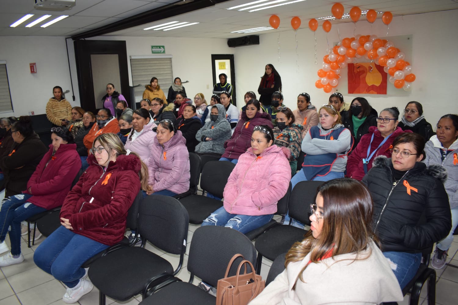 Conmemora Dirección de la Mujer el 'Día Naranja' con visita a empresa