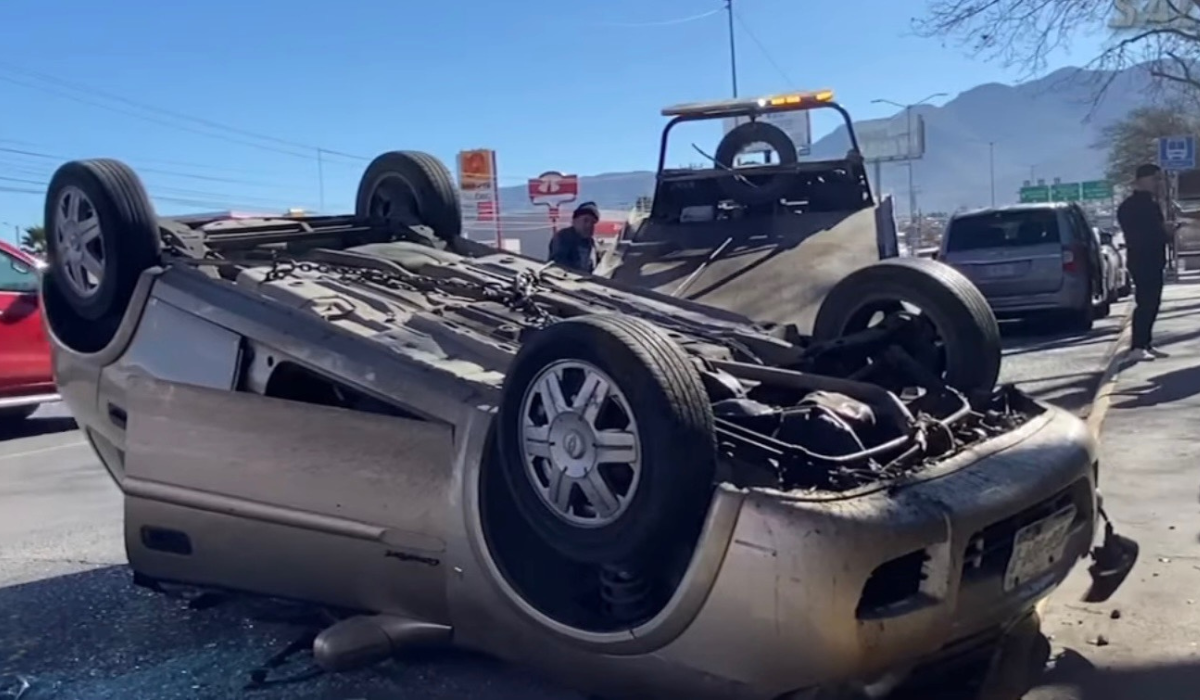 Vehículo cae desde seis metros en plaza comercial de Saltillo