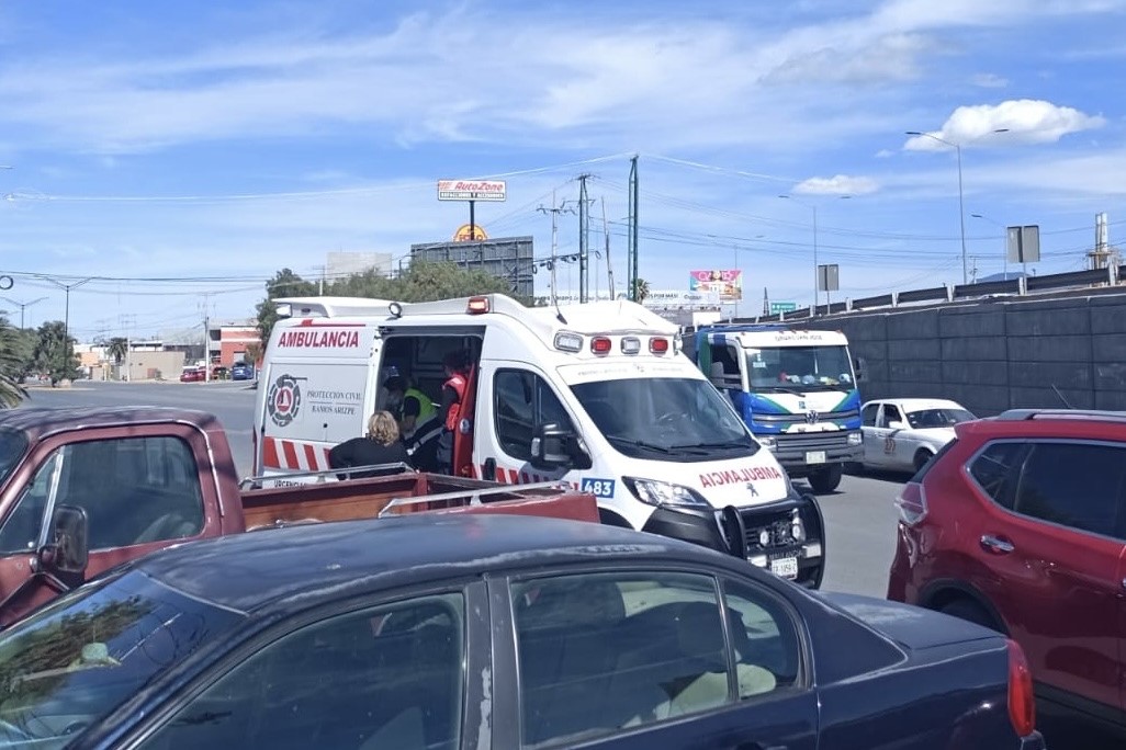 Ebrio conductor impacta su auto contra camioneta en la colonia La Soledad