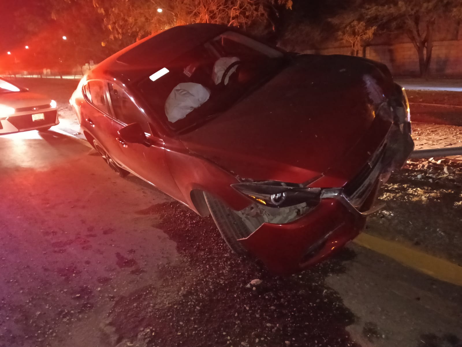 Conductor choca contra luminaria en Torreón, manejaba alcoholizado