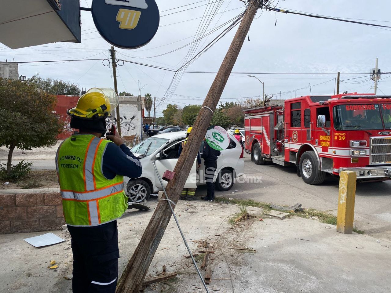 Fuerte accidente en calles del Centro de Torreón deja una mujer herida y daños de 150 mil pesos