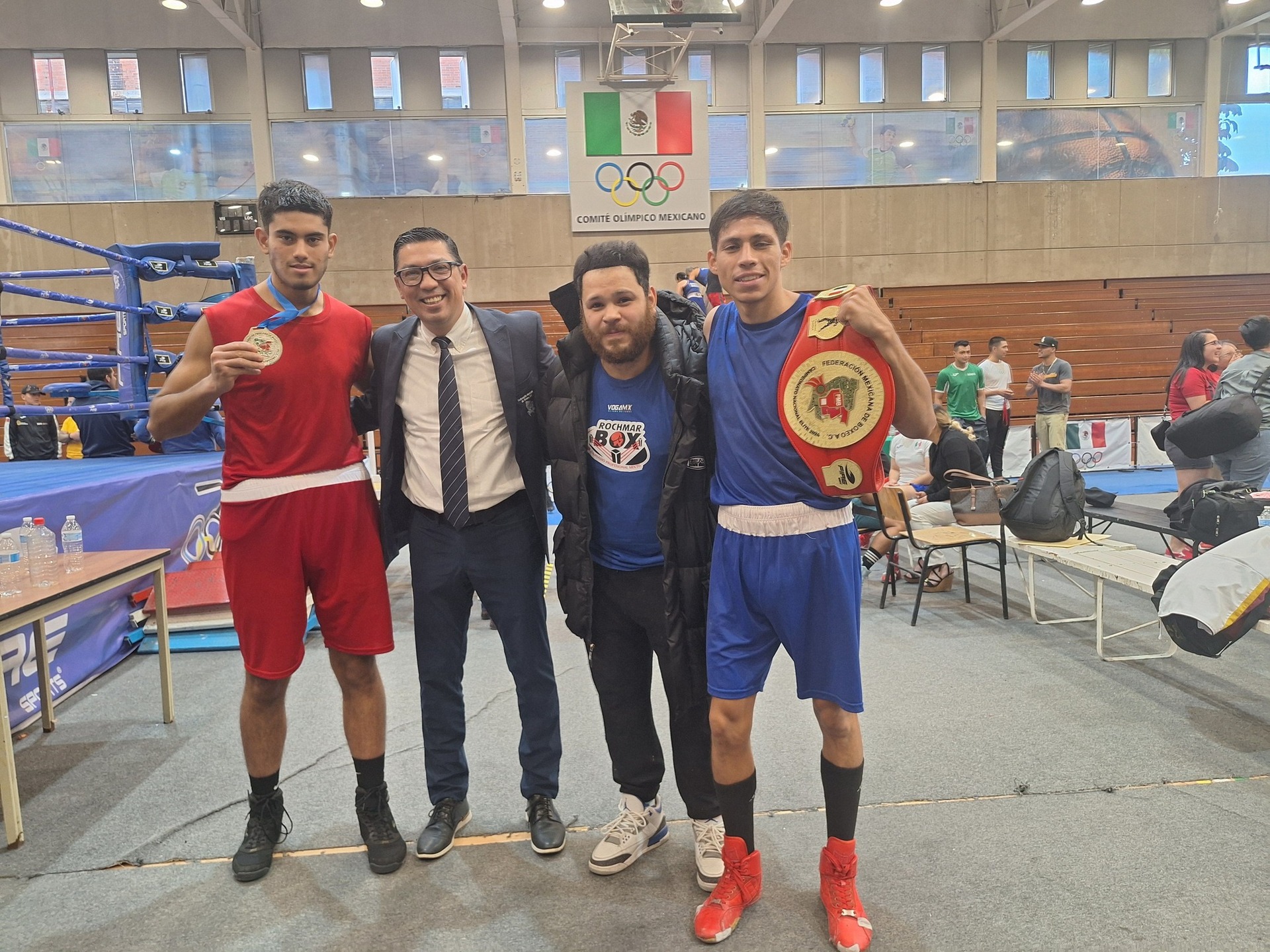 El subcampeón Jesús Talamantes (i) y el monarca Charly Rodríguez (d) posan con la medalla y cinturón obtenido. (Especial)
