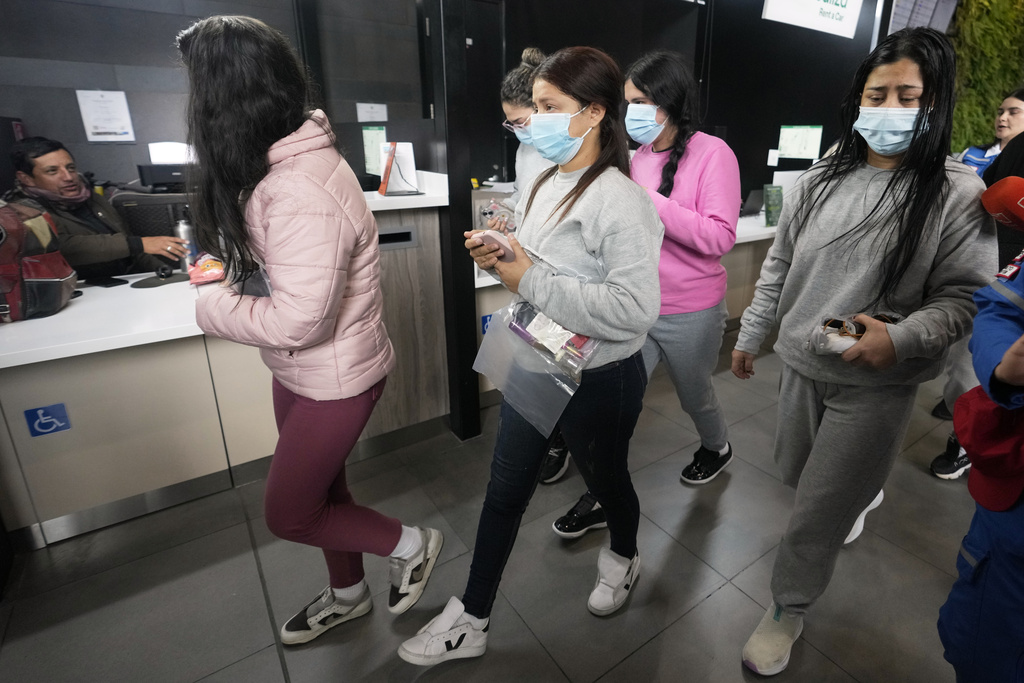 Migrantes colombianos deportados de Estados Unidos llegan al aeropuerto de El Dorado en Bogotá, Colombia, el martes 28 de enero de 2025. (AP Foto/Fernando Vergara)


