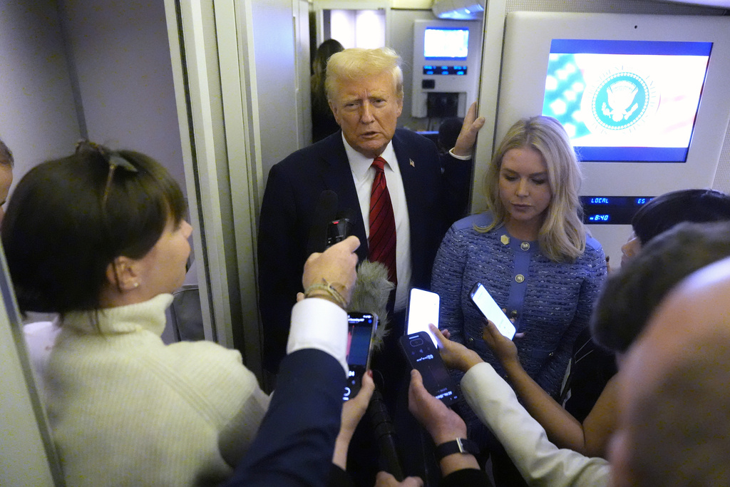 El presidente Donald Trump habla con periodistas a bordo del Air Force One en ruta de Miami a la Base Conjunta Andrews, Maryland, el 27 de enero de 2025, mientras la secretaria de prensa de la Casa Blanca, Karoline Leavitt, escucha. (AP Foto/Mark Schiefelbein, Archivo)


