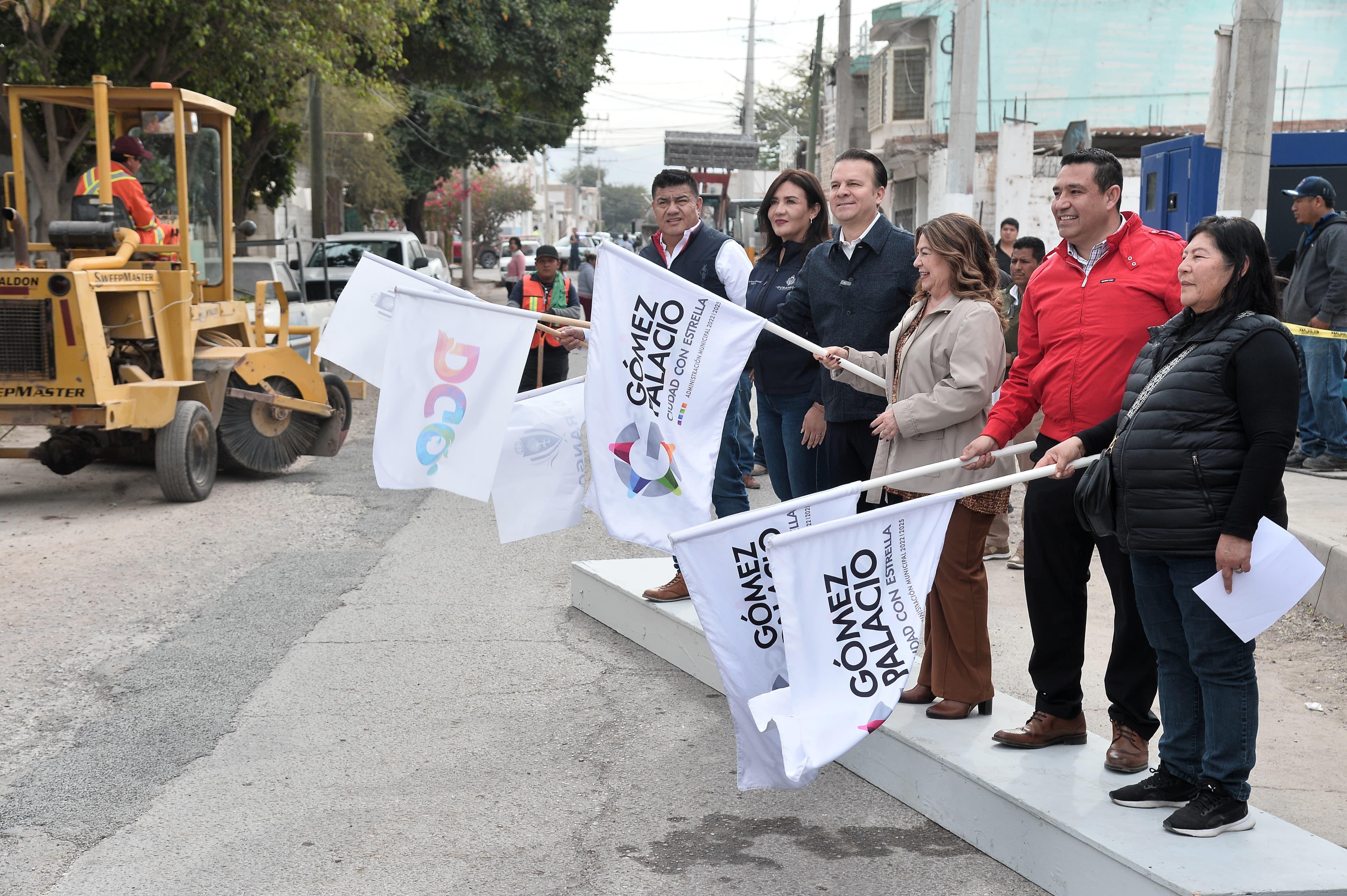 Esteban Villegas y Leticia Herrera arrancan pavimentación de calle San Ignacio en Gómez Palacio