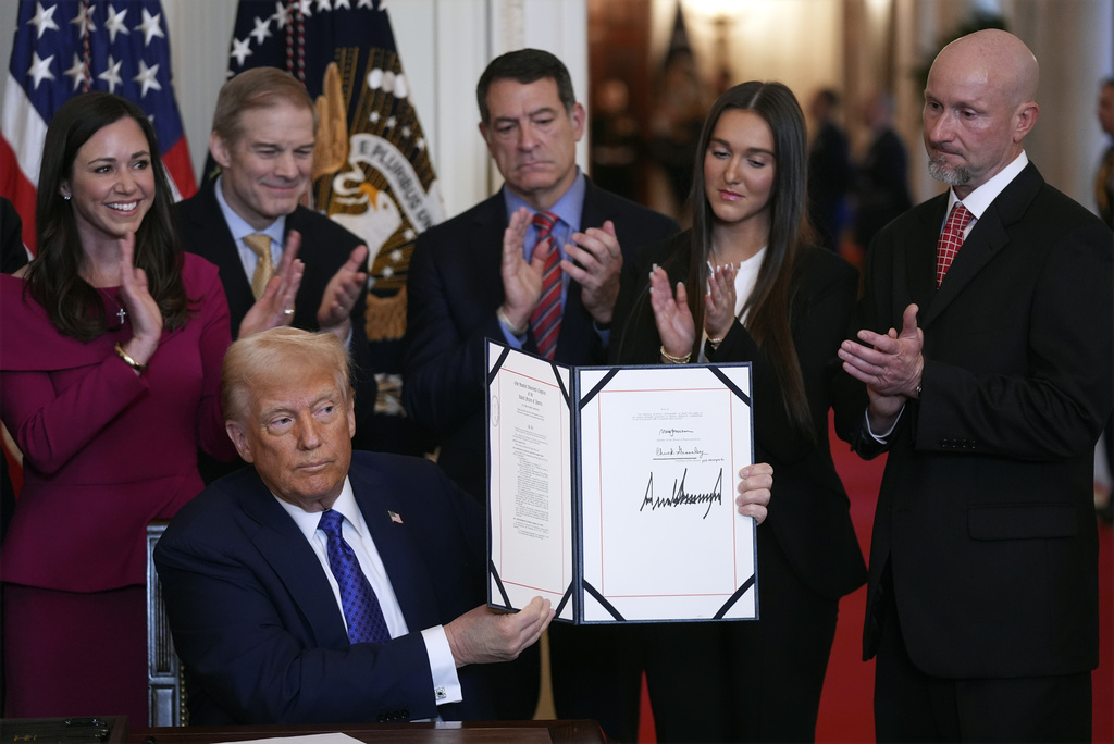 El presidente estadounidense Donald Trump sostiene un documento luego de promulgar la Ley Laken Riley durante un evento en la Sala Este de la Casa Blanca, en Washington, el miércoles 29 de enero de 2025. (AP Foto/Evan Vucci)

