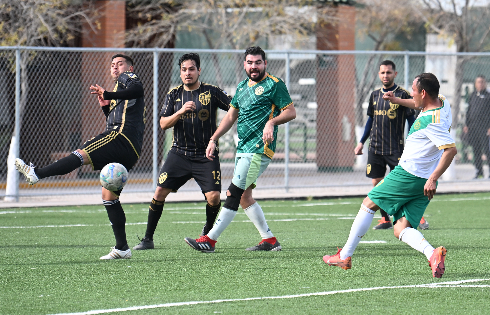 El duelo entre Chavorucos y Chavitos FC jugado en la Pereyra, resultó
emocionante con triunfo para los primeros 3-2. (Foto Ramón Sotomayor)