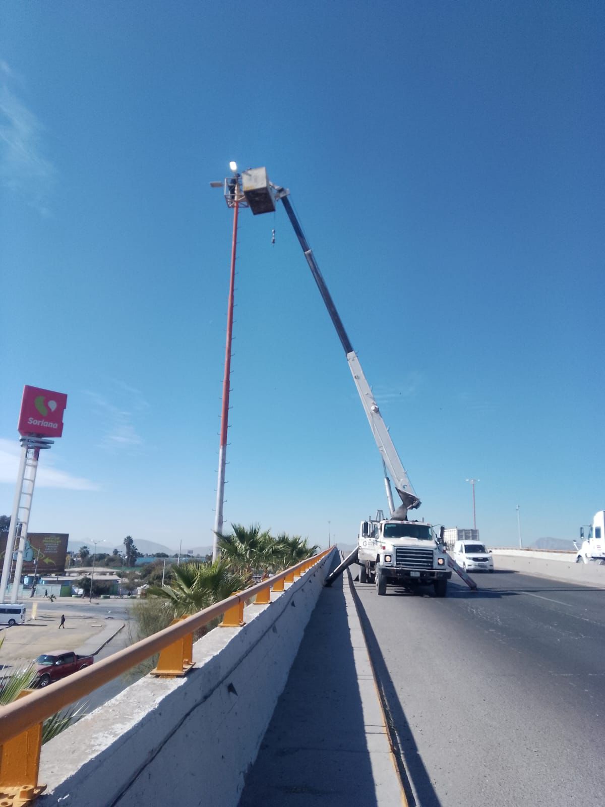 Modernizan alumbrado público en los puentes del bulevar Ejército Mexicano