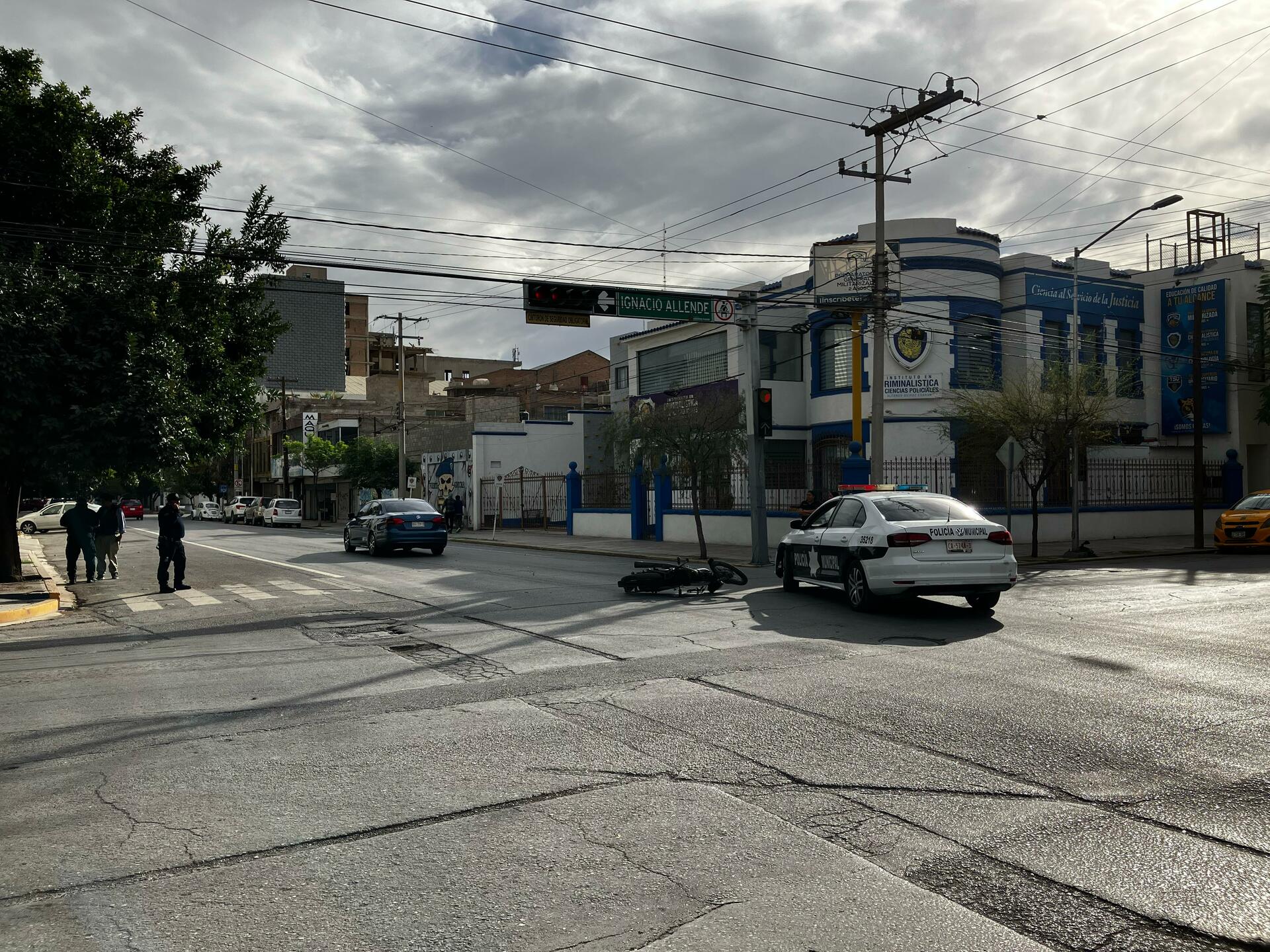 Motociclista se pasa semáforo en rojo y choca con auto en el Centro de Torreón