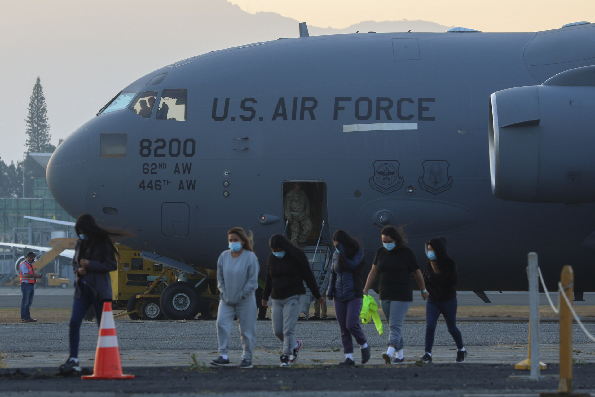 Un avión de la Fuerza Aérea de EUA en el cual llegaron 80 guatemaltecos deportados en la Ciudad de Guatemala. EFE/ Mariano Macz