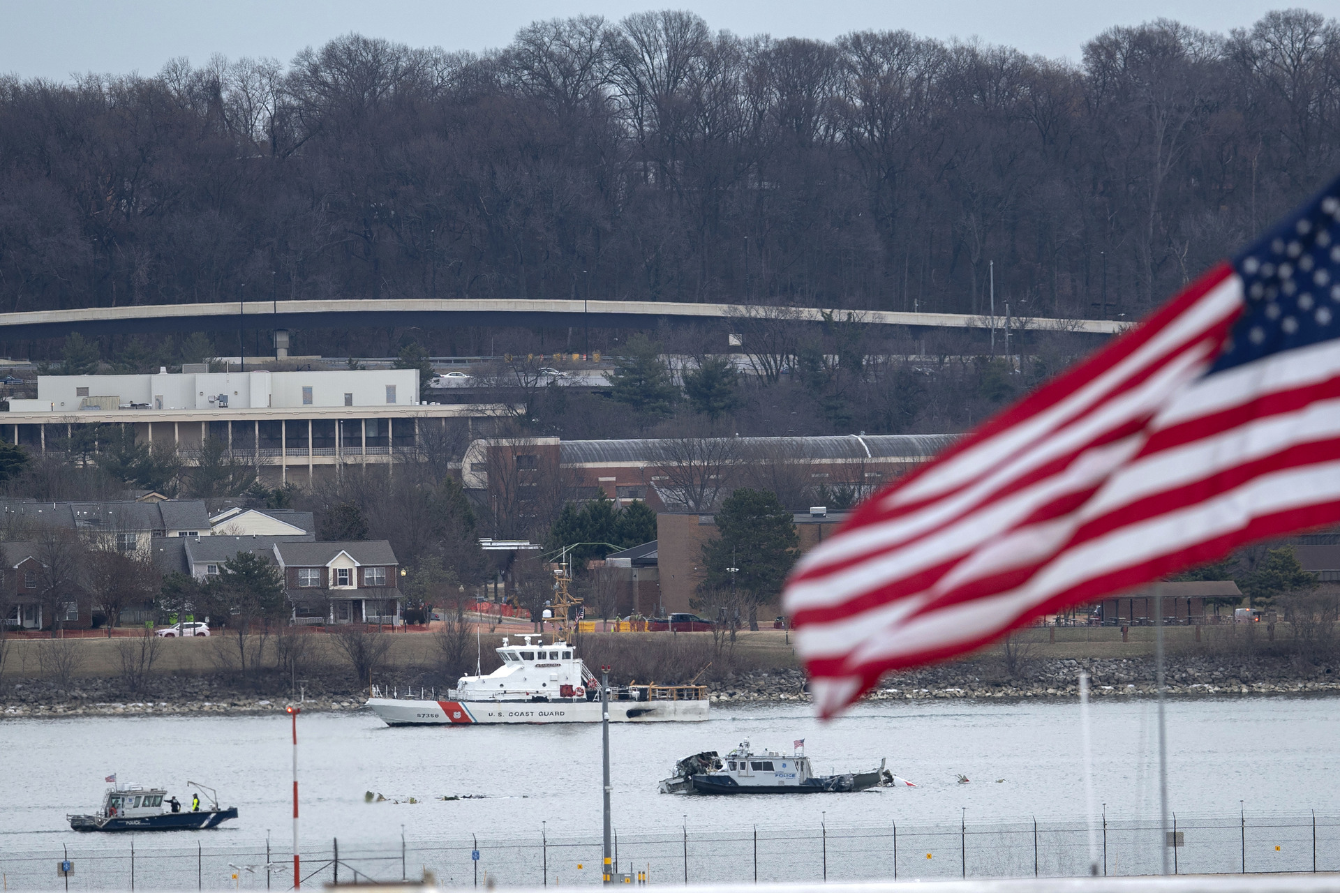 Van 28 cuerpos rescatados de accidente aéreo en Washington