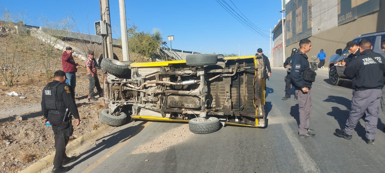 Camioneta sufre volcadura a un costado del Puente Plateado