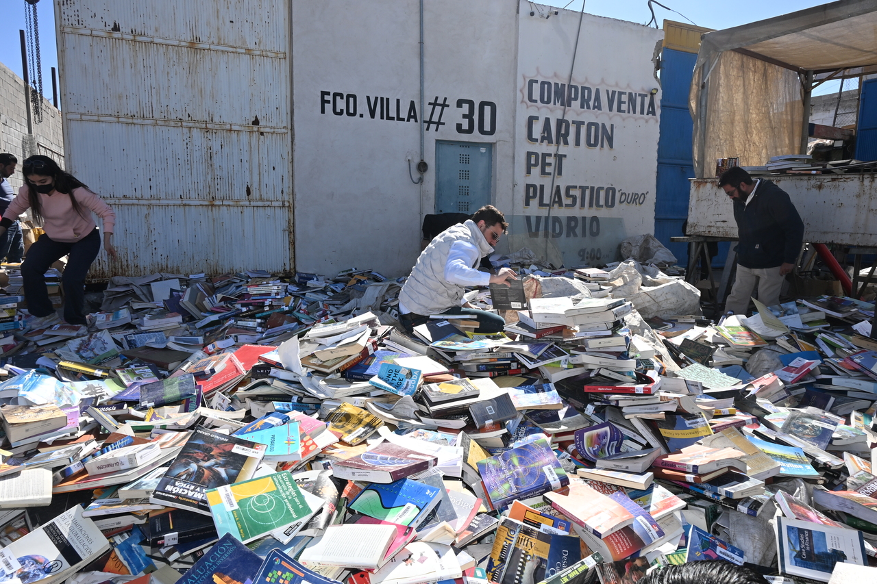 Interés. Durante estos días, a la recicladora han acudido estudiantes, maestros, profesionistas y demás compradores.