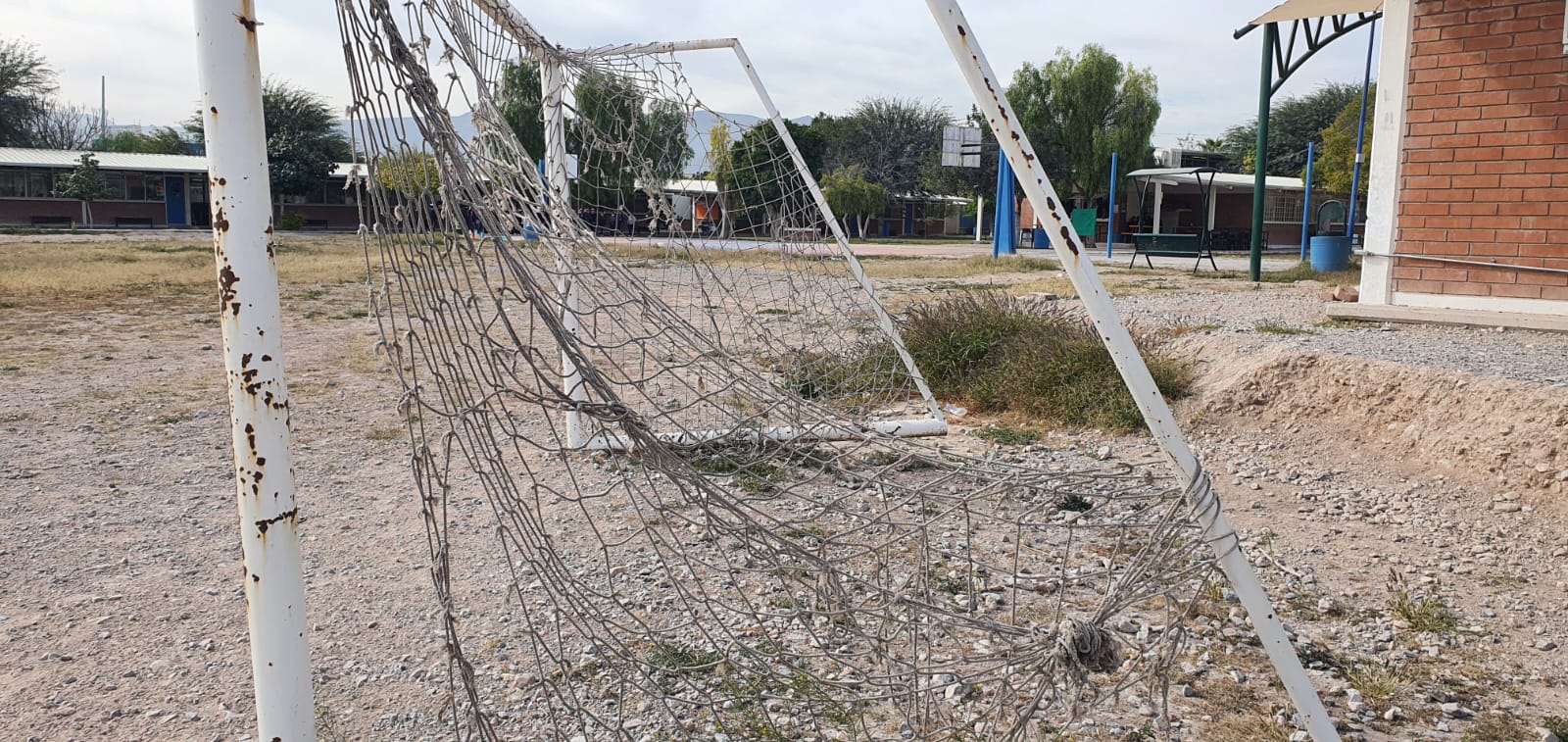 Las instalaciones eléctricas, los patios o canchas deportivas requieren de un mejoramiento profundo.
