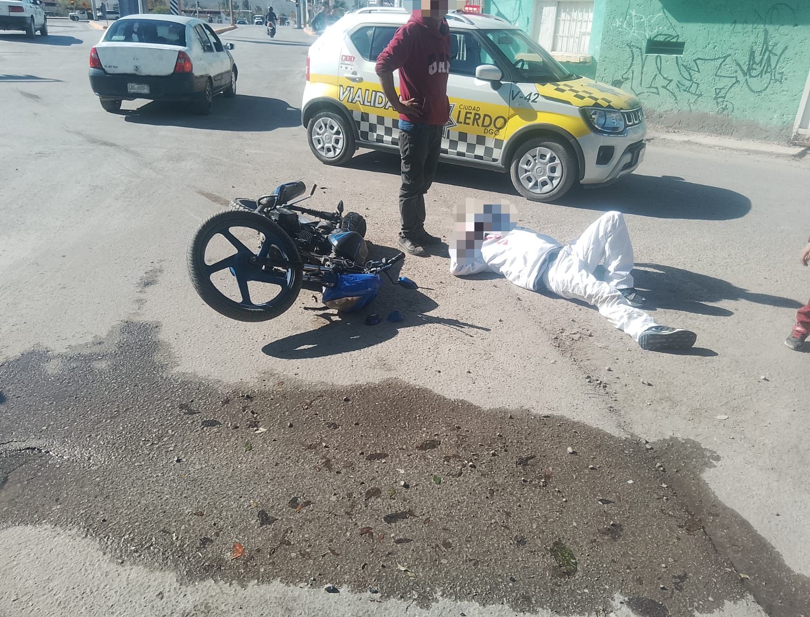 Vehículo repartidor de lácteos arrolla a motociclista en Lerdo