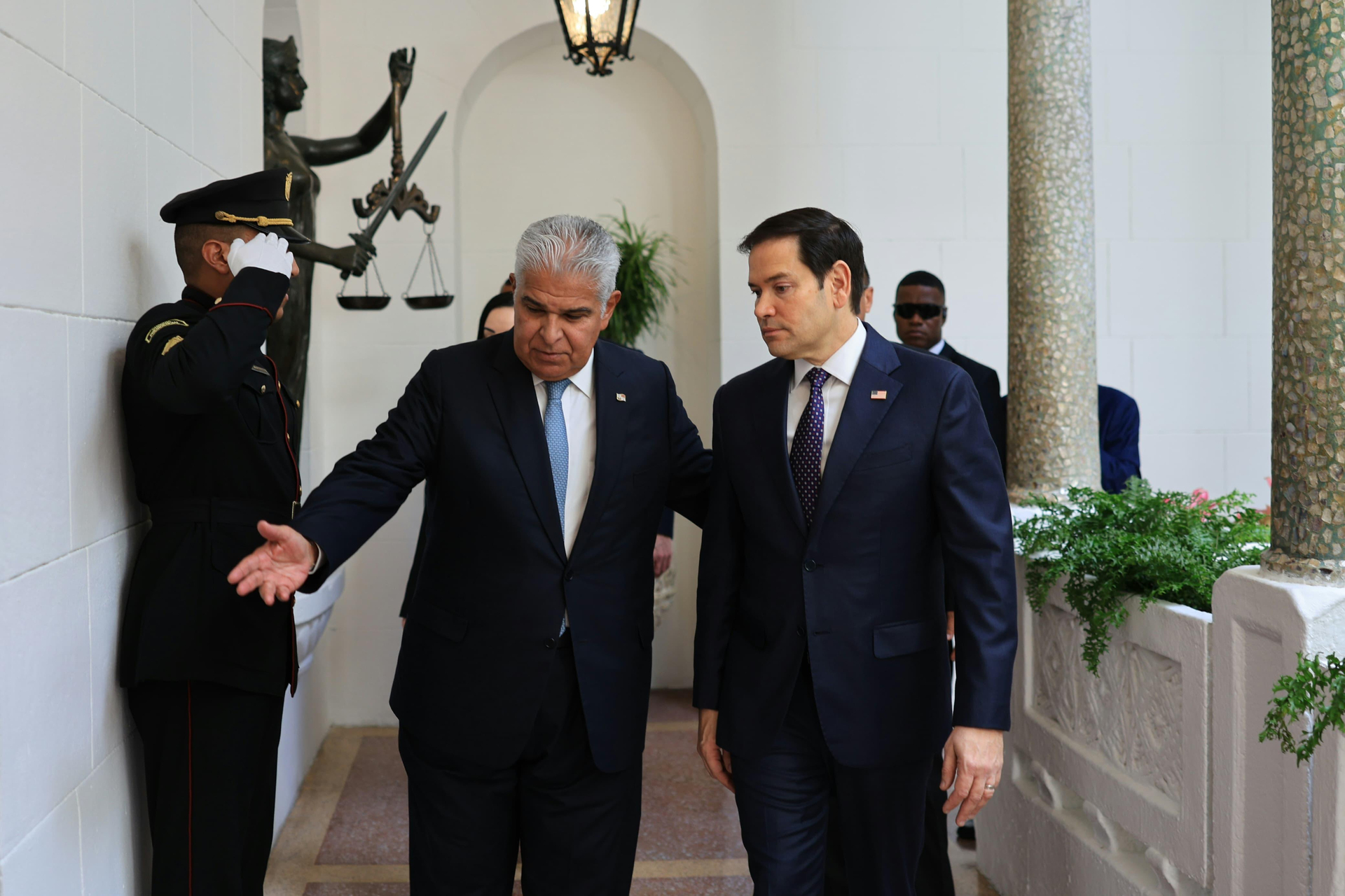 El presidente panameño, José Raúl Mulino, y el nuevo secretario de Estado de Estados Unidos, Marco Rubio. (EFE)