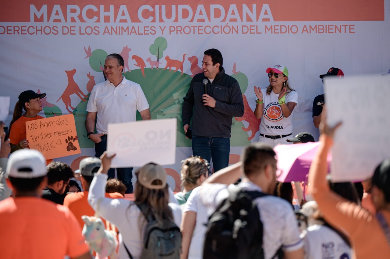 Se compromete Javier Díaz a trabajar con sociedad civil por animales de compañía