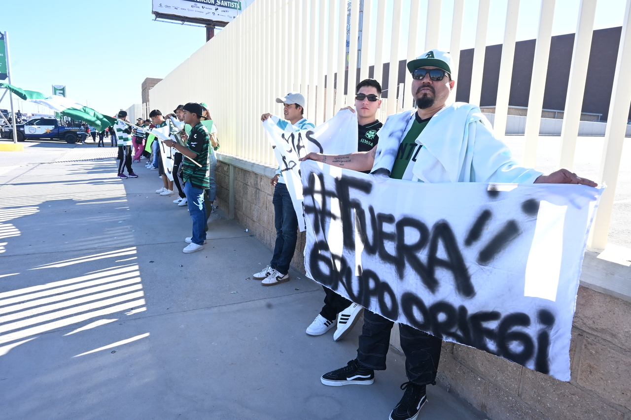 Los fieles laguneros se hicieron presentes en la fachada del Estadio Corona con algunas pancartas y cartulinas.