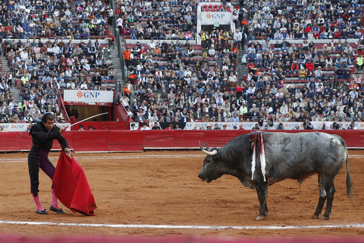 El hidrocálido Joselito Adame, no tuvo suerte con 'Don Simón' de 509 kilos de la prestigiosa ganadería de Xajay, por lo que optó por la espada.
