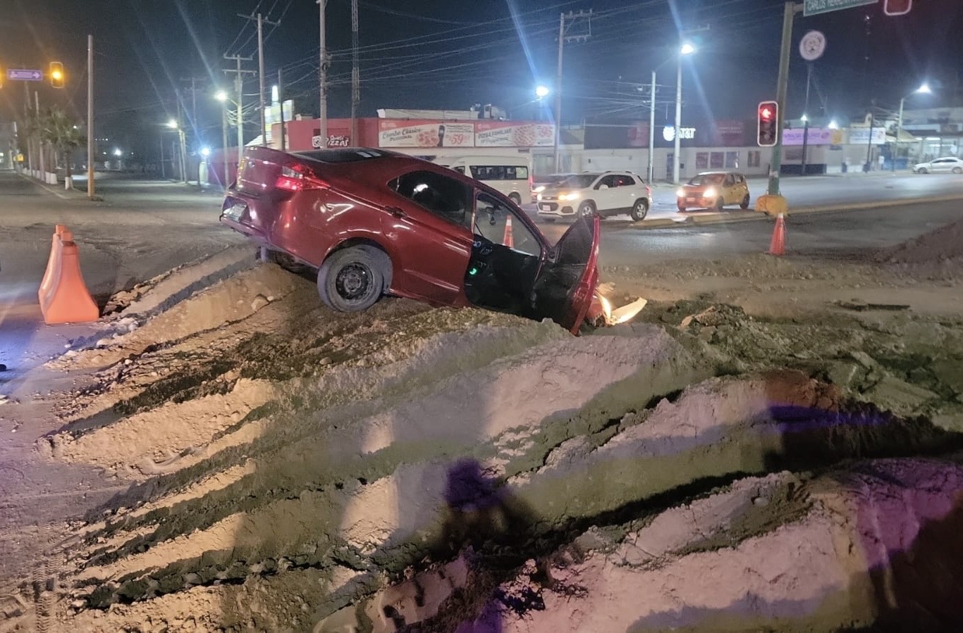 Cae vehículo a zanja en los trabajos de pavimentación del bulevar Rebollo Acosta