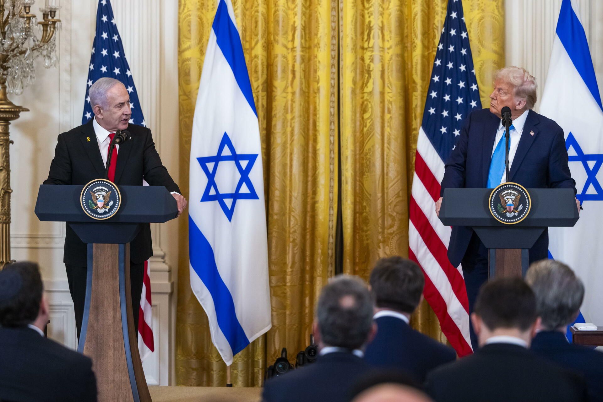 El presidente de Estados Unidos, Donald Trump (d), y el primer ministro israelí, Benjamin Netanyahu (i), hablan durante una conferencia de prensa en la Sala Este de la Casa Blanca el 04 de febrero de 2025. El presidente Trump dijo que quiere que Estados Unidos asuma una 'posición de propiedad' de Gaza. EFE/EPA/JIM LO SCALZO / POOL