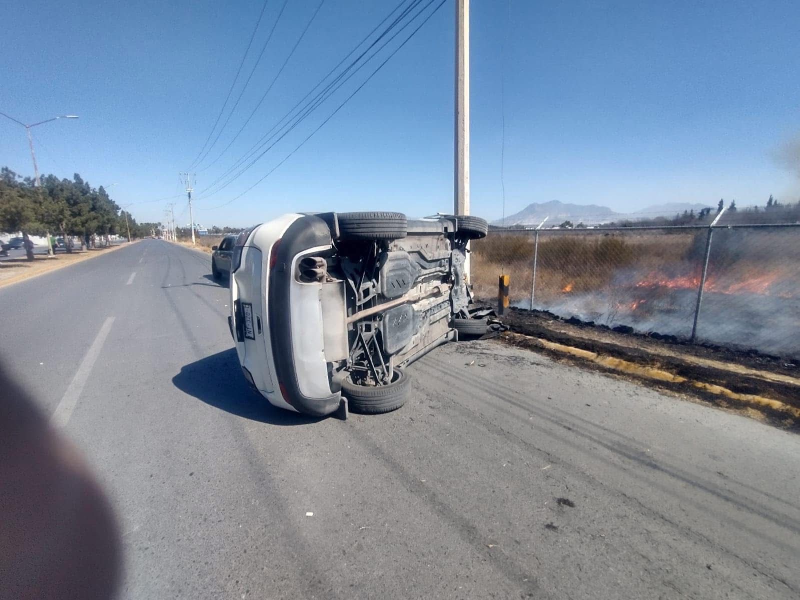 Vuelca camioneta y provoca incendio tras impactó contra un poste de la CFE