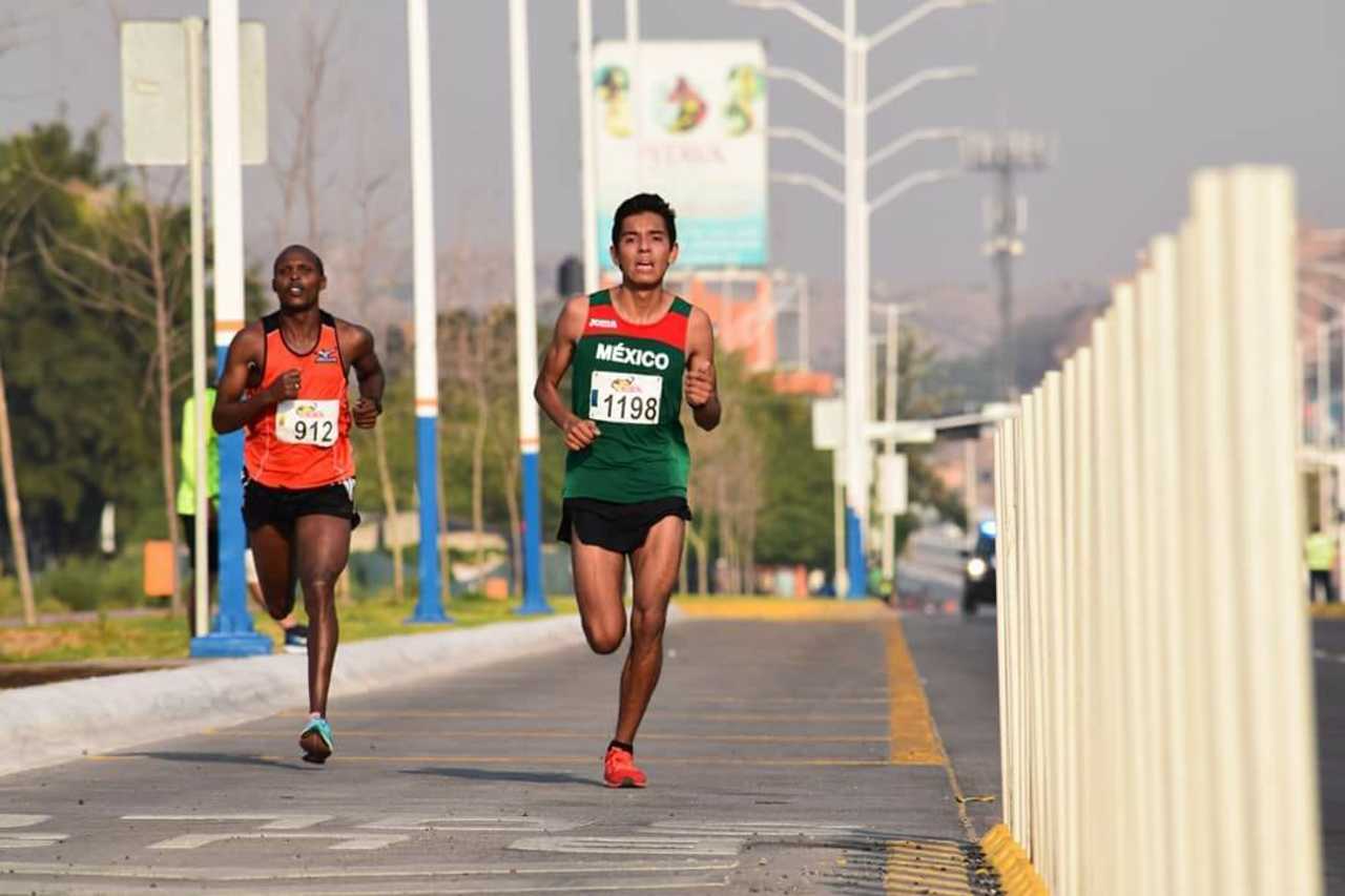 El duranguense Juan Carlos Carvajal Meza (derecha) pretende llevarse la competencia este domingo del Medio Maratón 21 K El Siglo de Torreón.