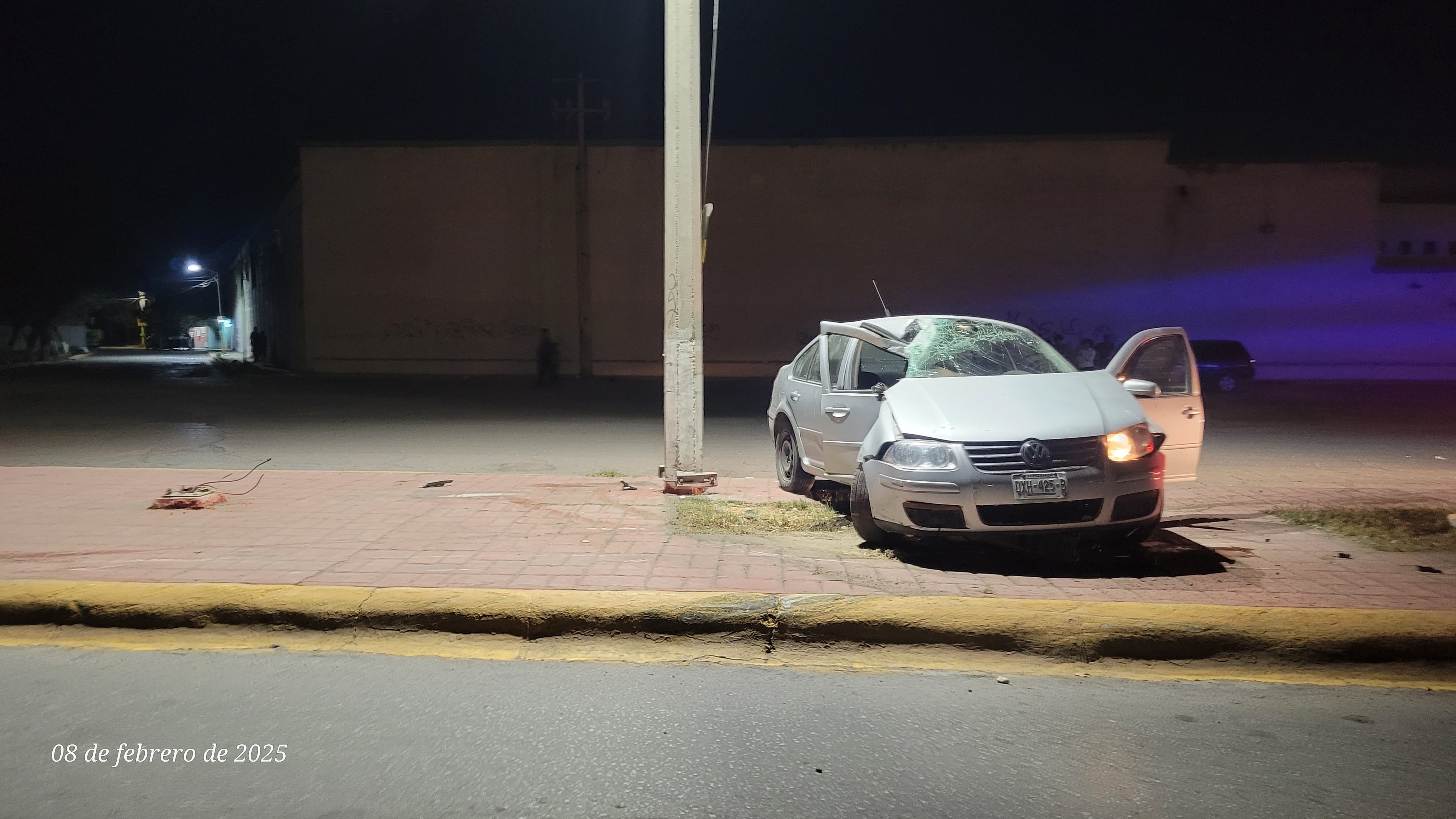 Menor de edad impacta auto frente al Mercado de Abastos de Gómez Palacio