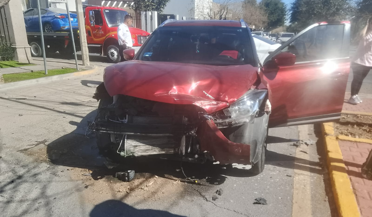 Aparatoso choque en San Isidro deja daños materiales