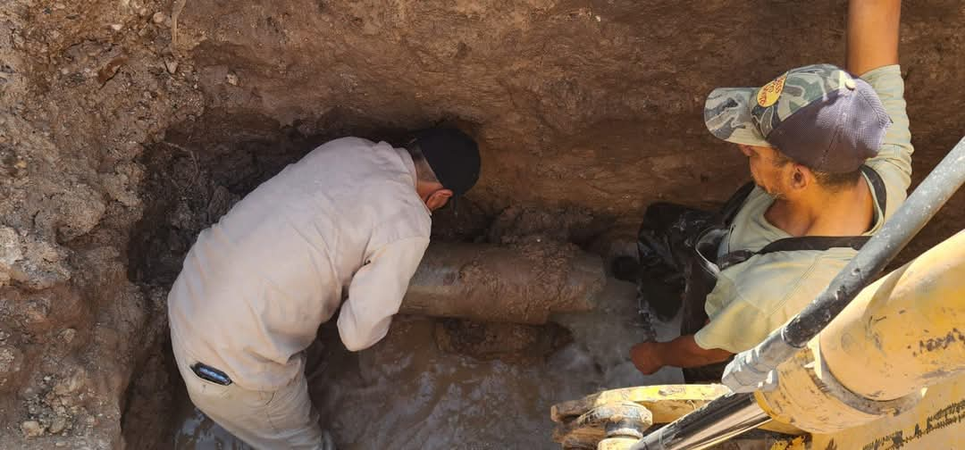 Fuga en tubería de 8 pulgadas, afecta seis colonias