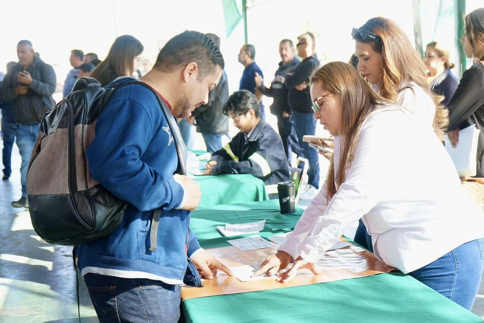 En la Jornada de Empleo participaron decenas de empresas locales,
que ofertaron vacantes de todo tipo.