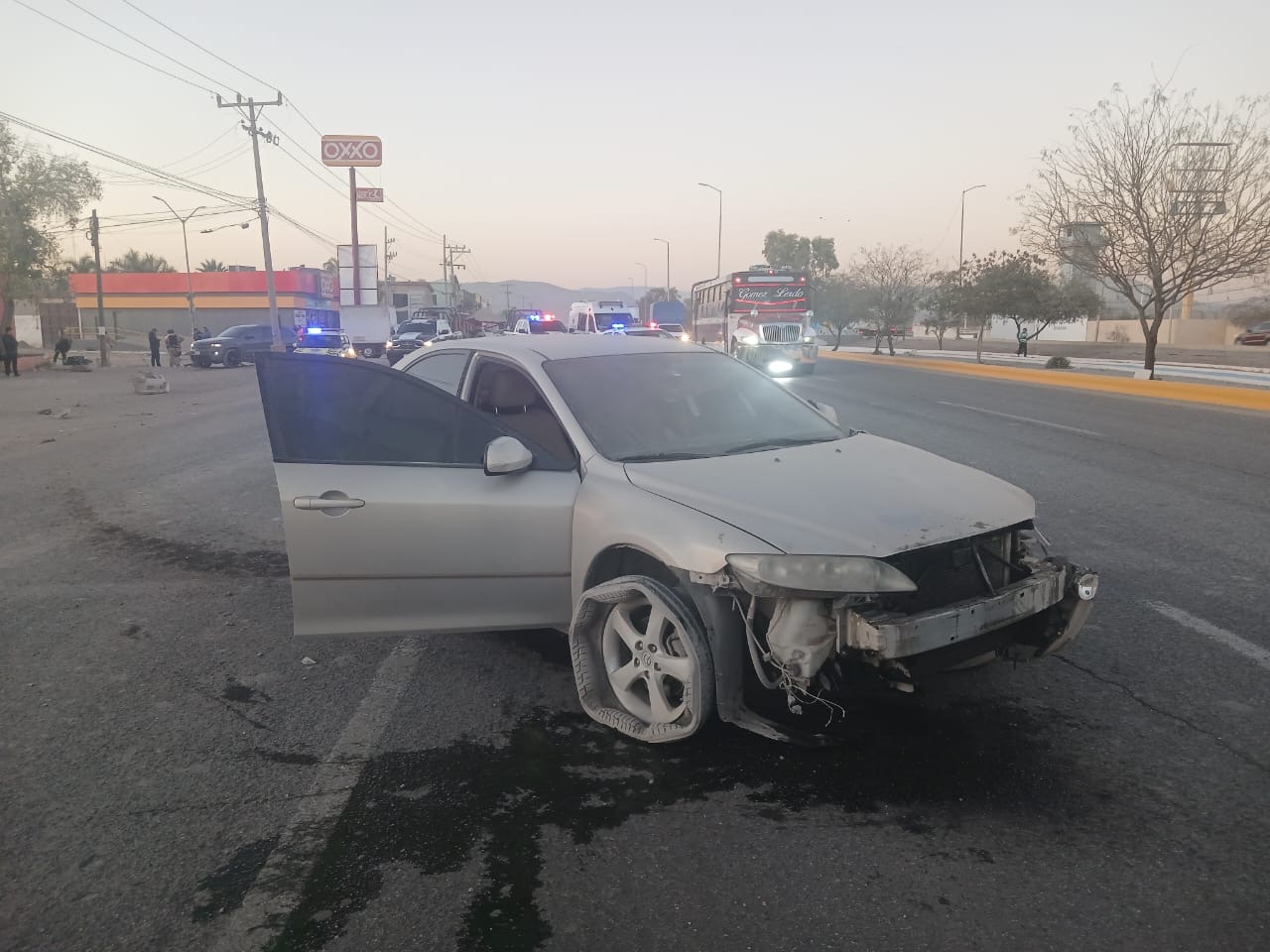 Auto arrolla a motociclista frente a Vicefiscalía de Lerdo y lo manda al hospital