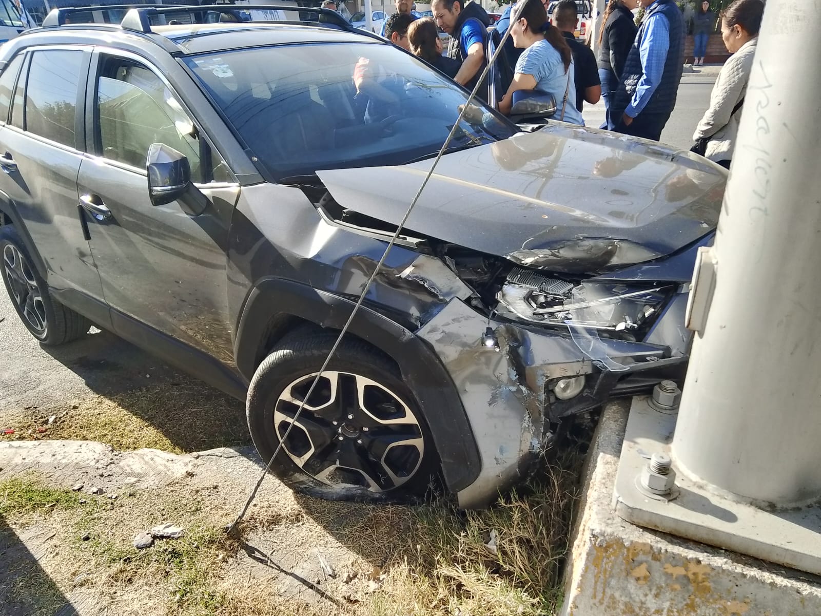 Choque entre dos camionetas en la Gómez Morín deja daños materiales