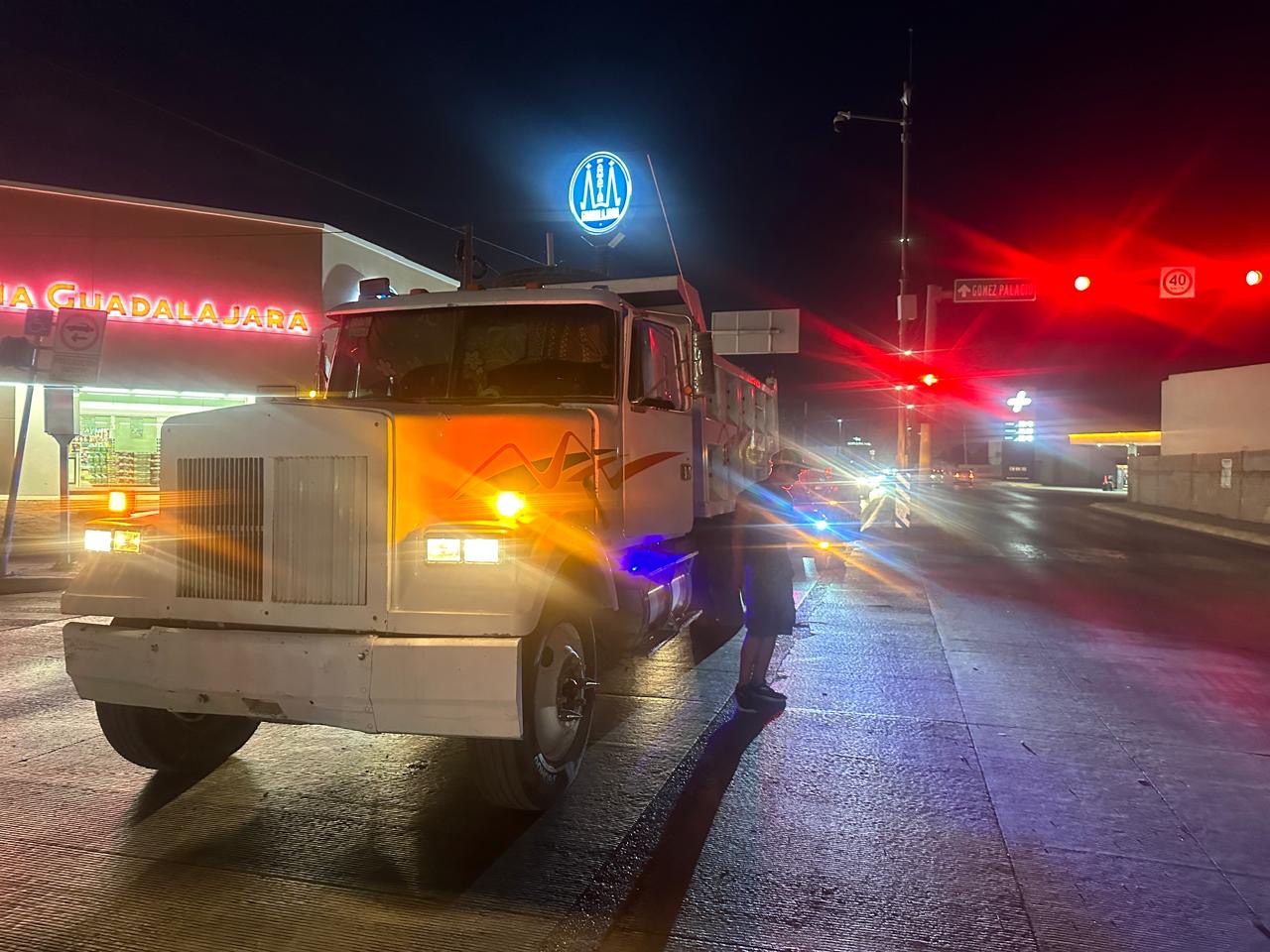 Tráiler provoca choque múltiple en Gómez Palacio