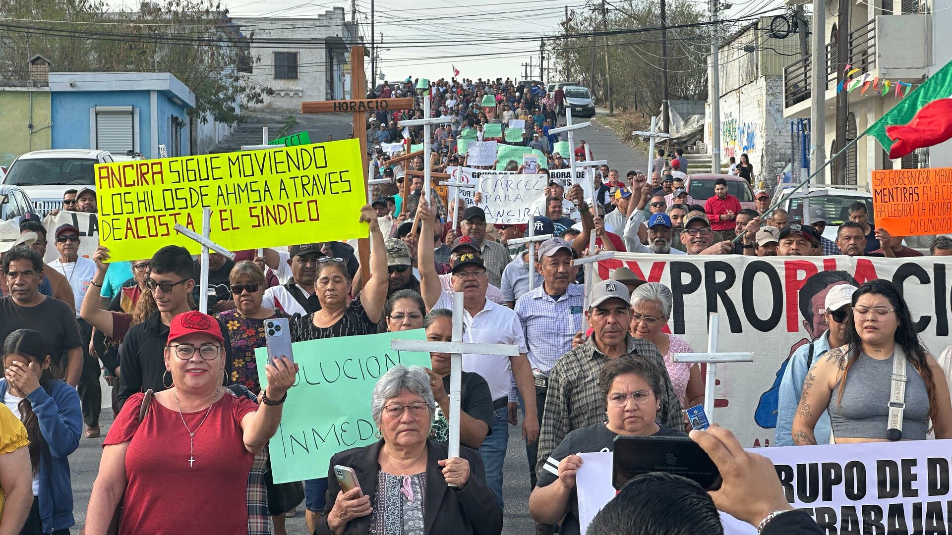 Trabajadores de AHMSA exigen pago de 40 quincenas en marcha y manifestación